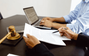 buro con hombres trabajando en lapto y papeles