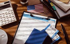 documentos, calculadora, boligrafo todo en un buró