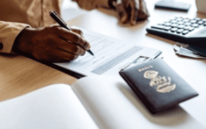 Persona formando documentos