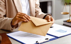 persona con sobre de documentos