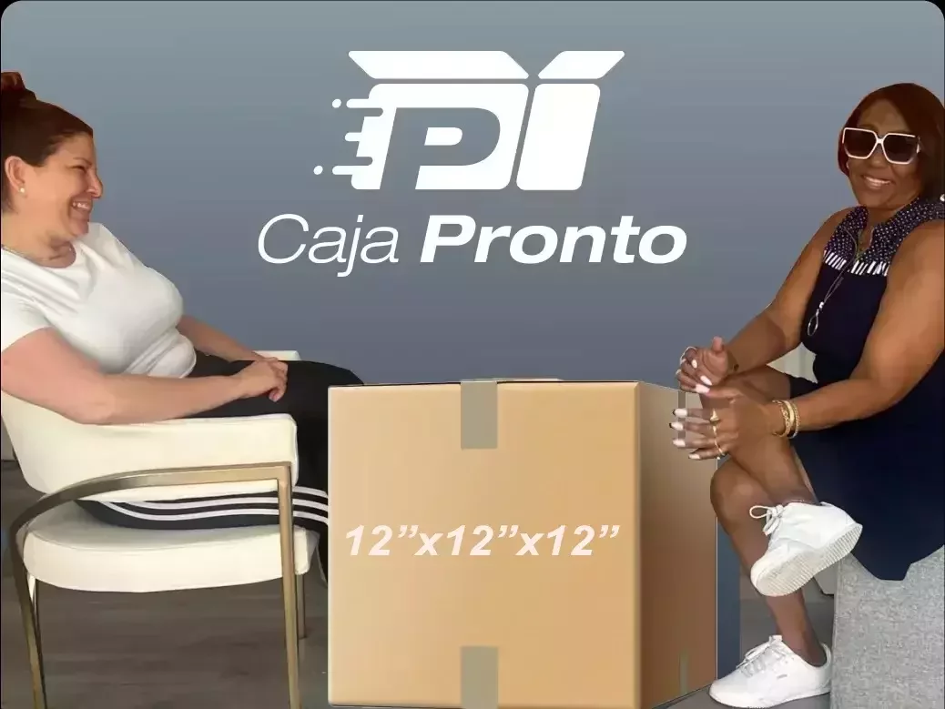Mujeres recibiendo paquetes