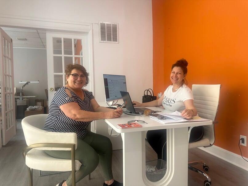 Foto de Emilia dando su testimonio en nuestra oficina