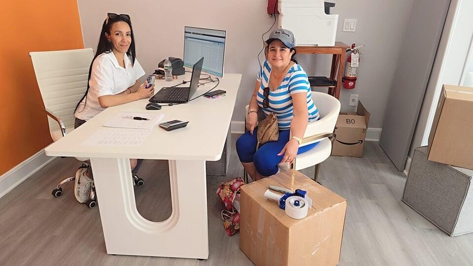 Foto de Yakelin dando su testimonio en nuestra oficina